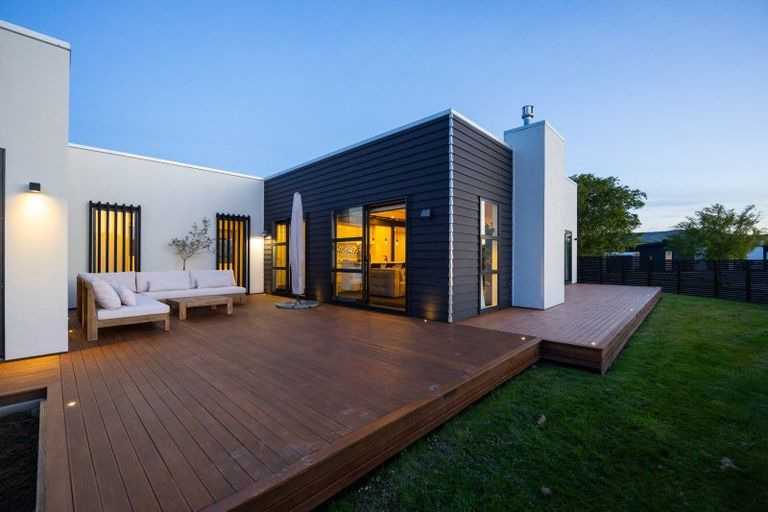 Photo of property in 14 Monaco Grove, Fitzherbert, Palmerston North, 4410