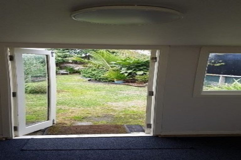 Photo of property in 36 Apu Crescent, Lyall Bay, Wellington, 6022