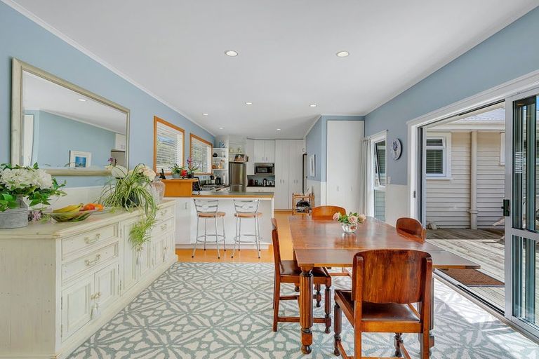 Photo of property in 4 Ranui Terrace, Tawa, Wellington, 5028