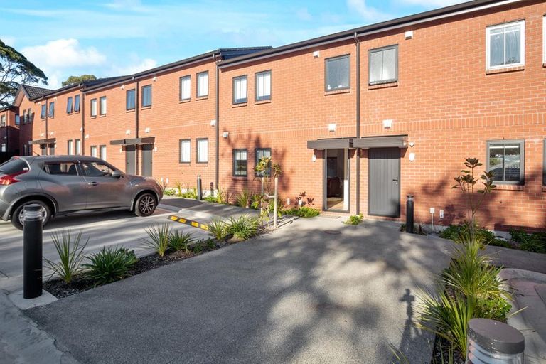 Photo of property in 10/15 Sunhill Road, Sunnyvale, Auckland, 0612