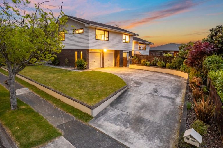 Photo of property in 32 Seymour Grove, Kingsley Heights, Upper Hutt, 5018