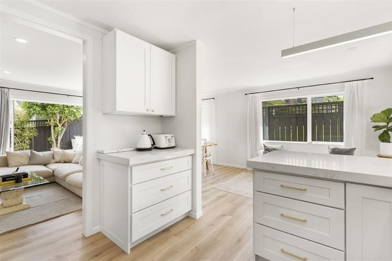 Photo of property in 2/6 Marsh Avenue, Forrest Hill, Auckland, 0620