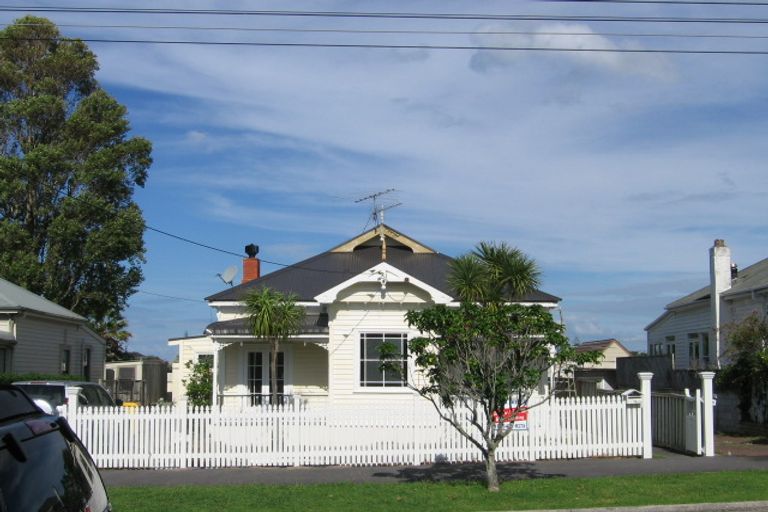 Photo of property in 14 Summer Street, Stanley Point, Auckland, 0624