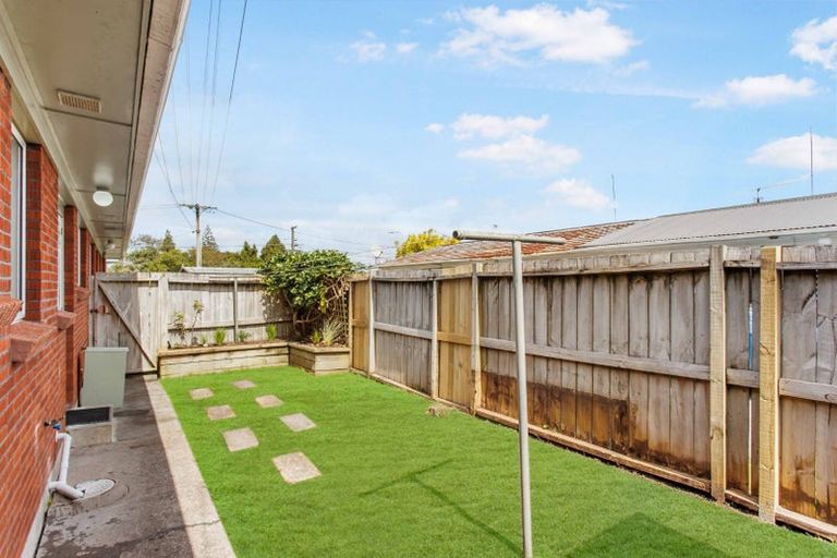 Photo of property in 2/5 Sylvan Crescent, Te Atatu South, Auckland, 0610