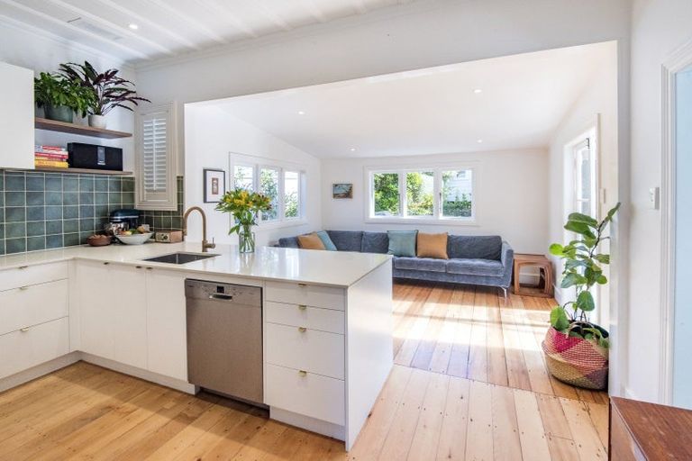 Photo of property in 27 William Bond Street, Stanley Point, Auckland, 0624