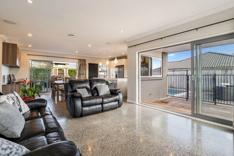 Photo of property in 36 Gilbransen Road, Kumeu, 0810