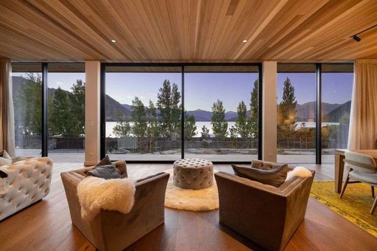 Photo of property in 335 Beacon Point Road, Wanaka, 9305