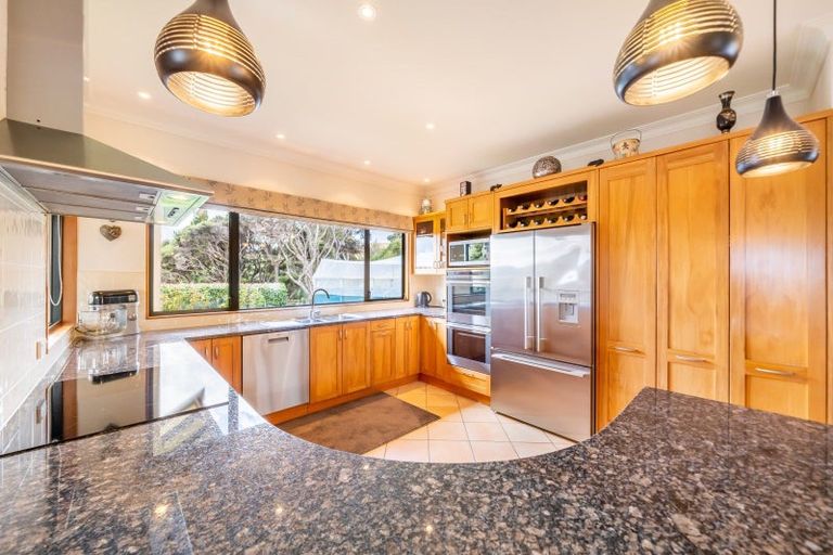 Photo of property in 32 Paekakariki Hill Road, Pauatahanui, Porirua, 5381