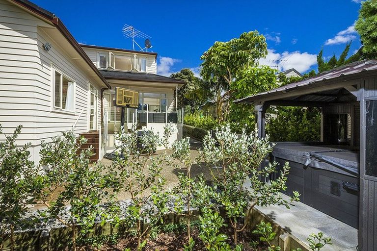 Photo of property in 25 Ocean View Road, Milford, Auckland, 0620