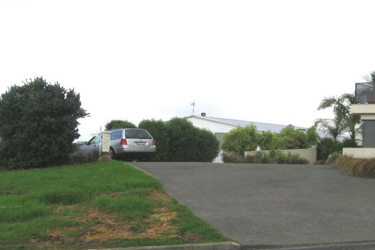 Photo of property in 21 Colonial Road, Chatswood, Auckland, 0626