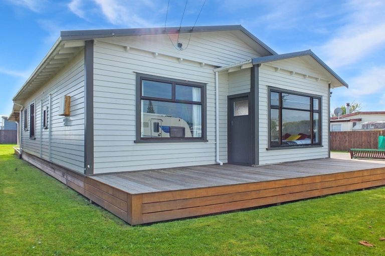 Photo of property in 2 Huia Street, Foxton Beach, Foxton, 4815
