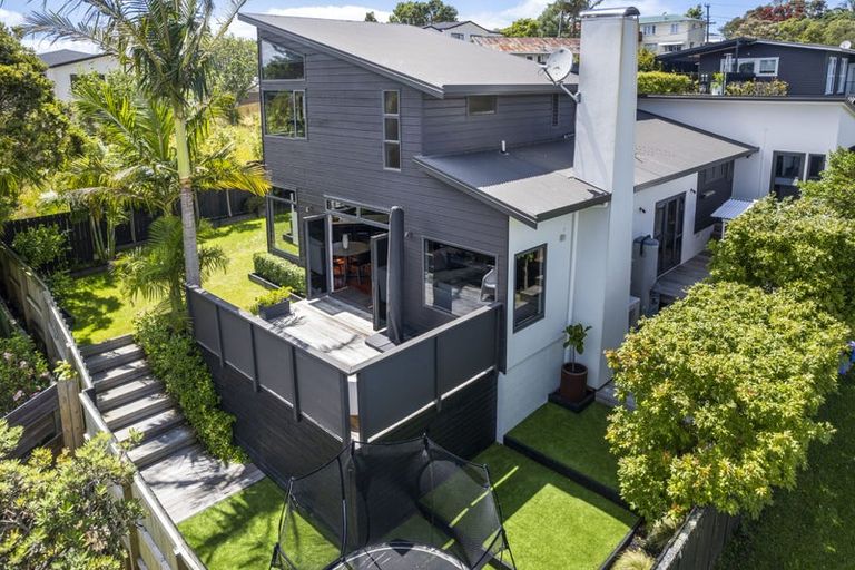 Photo of property in 25a Barron Drive, Green Bay, Auckland, 0604