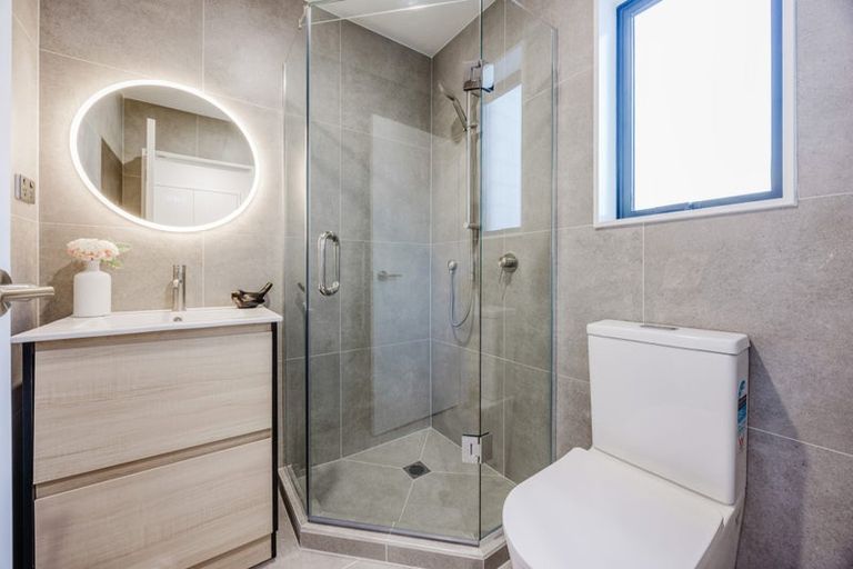 Photo of property in 6/24 Tupaki Place, Pakuranga Heights, Auckland, 2010