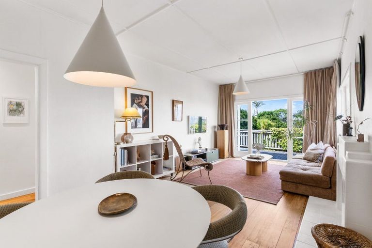 Photo of property in 1/14 Colonial Road, Birkenhead, Auckland, 0626