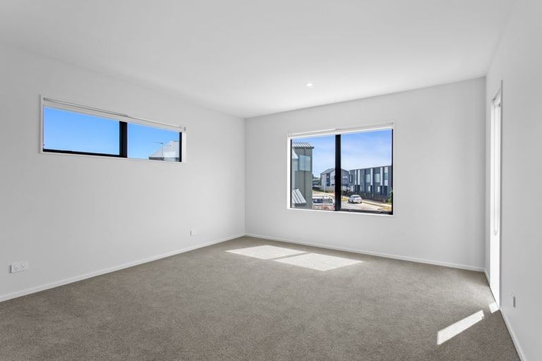 Photo of property in 1 Aquamarine Road, Rosehill, 2113