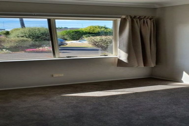 Photo of property in 1/2 Doment Crescent, Orewa, 0931