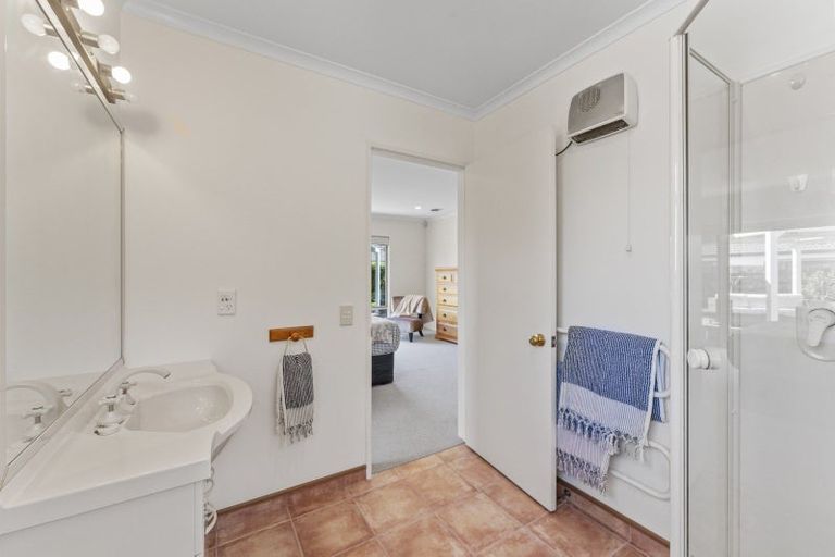 Photo of property in 2 Fairview Terrace, Waipahihi, Taupo, 3330