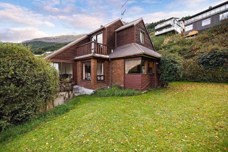 Photo of property in 68 Wynyard Crescent, Fernhill, Queenstown, 9300