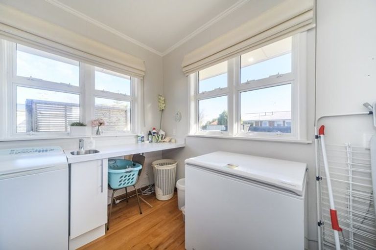 Photo of property in 6 Innes Place, Roslyn, Palmerston North, 4414