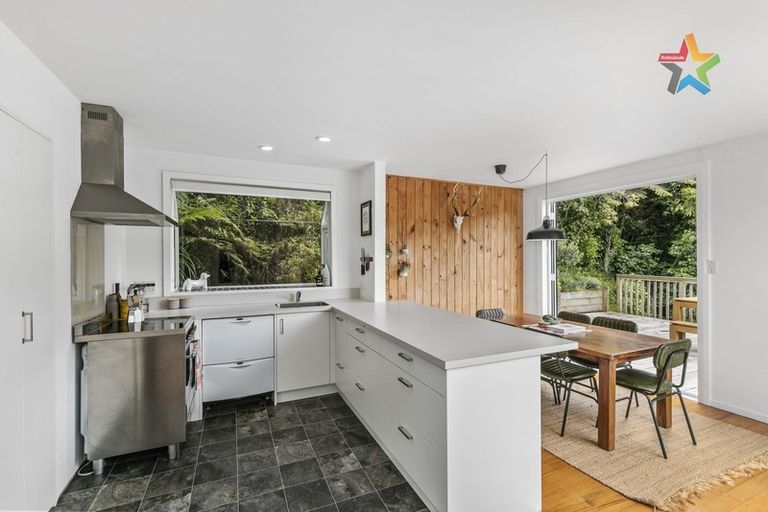 Photo of property in 21a Walnut Way, Maungaraki, Lower Hutt, 5010