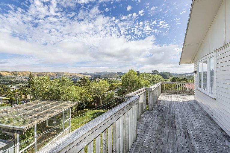 Photo of property in 5 Beverley Grove, Paparangi, Wellington, 6037