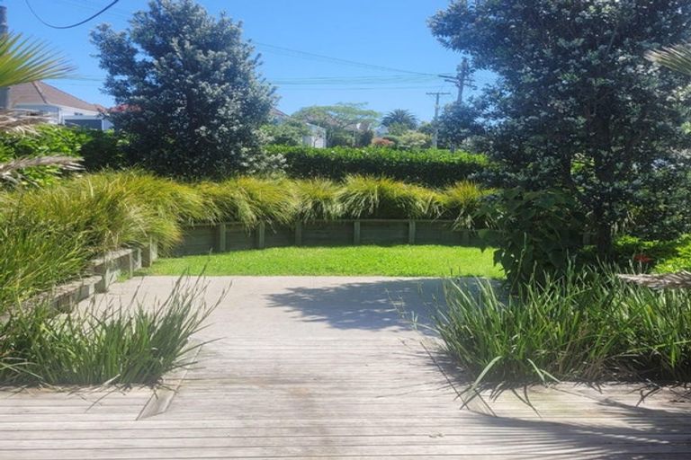 Photo of property in 11 Woodside Avenue, Northcote, Auckland, 0627