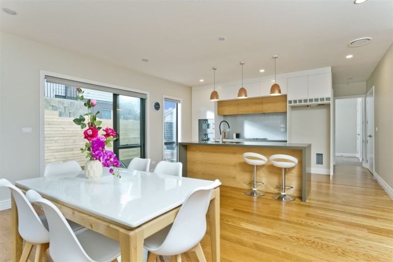 Photo of property in 7a Heathcote Road, Castor Bay, Auckland, 0620