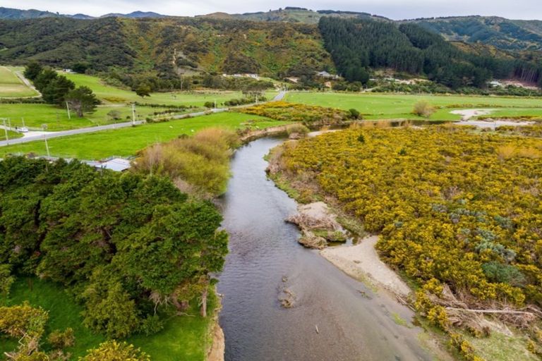 Photo of property in 828 Coast Road, Wainuiomata Coast, Lower Hutt, 5373