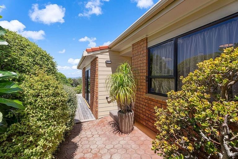 Photo of property in 5 Marina View Drive, West Harbour, Auckland, 0618