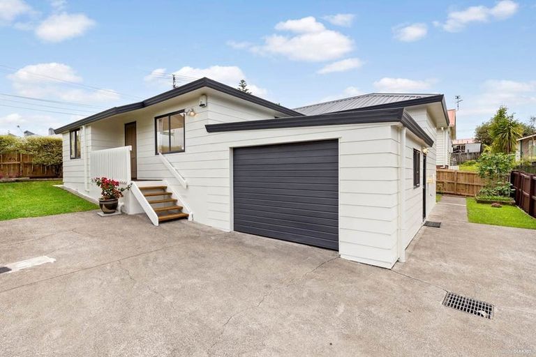 Photo of property in 37 Hutchinson Avenue, New Lynn, Auckland, 0600