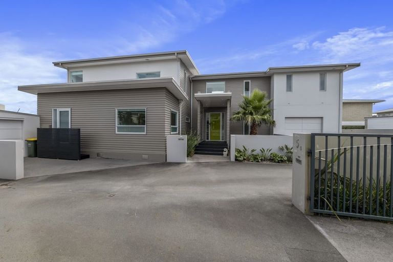 Photo of property in 2/5 Beach Street, Fitzroy, New Plymouth, 4312