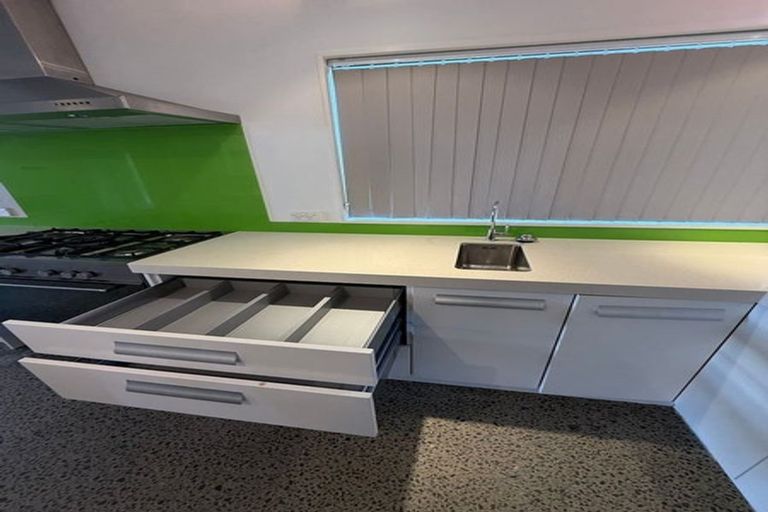 Photo of property in 19a Sunnyside Road, Sunnyvale, Auckland, 0612