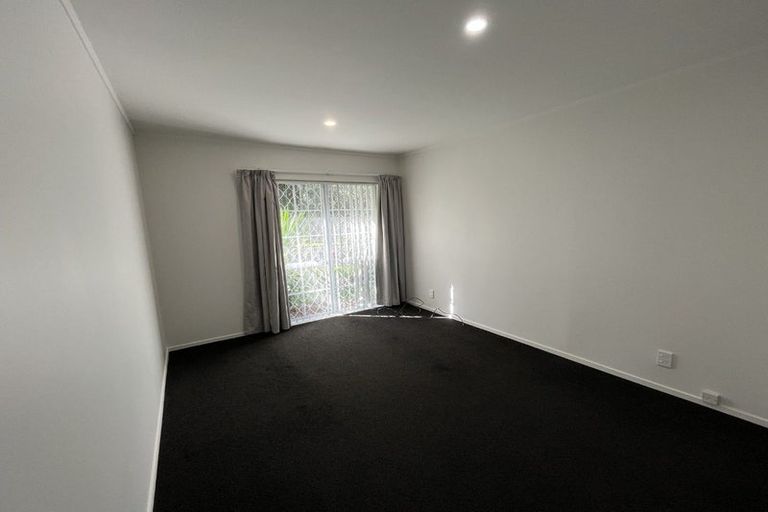 Photo of property in 2 Framalda Place, Conifer Grove, Takanini, 2112