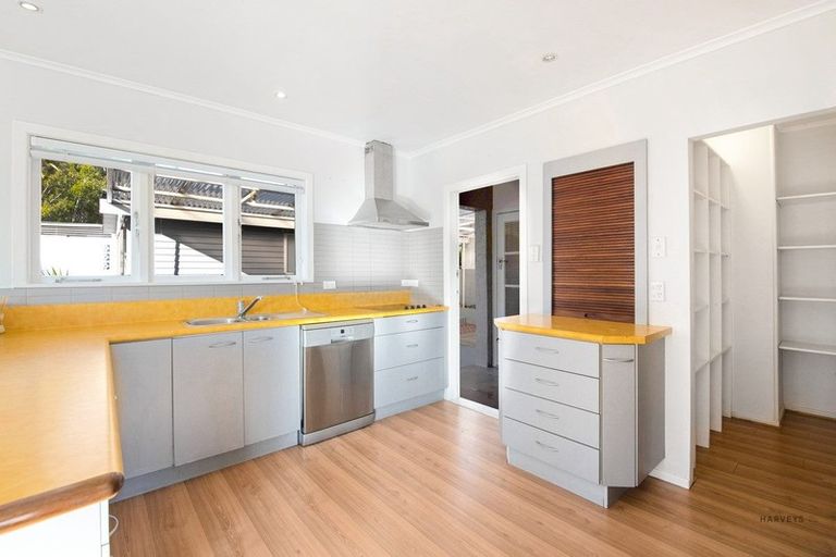 Photo of property in 32 Captain Scott Road, Glen Eden, Auckland, 0602