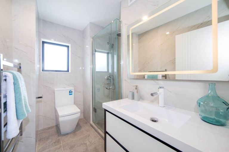 Photo of property in 128 Mcclymonts Road, Oteha, Auckland, 0632