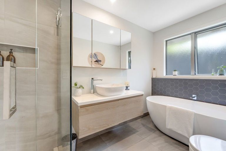 Photo of property in 100 Beach Road, Mellons Bay, Auckland, 2014