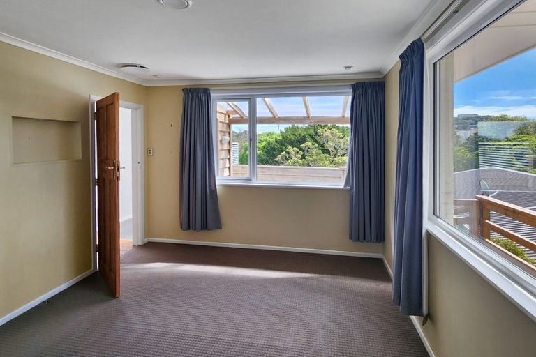 Photo of property in 35 Poto Road, Normandale, Lower Hutt, 5010