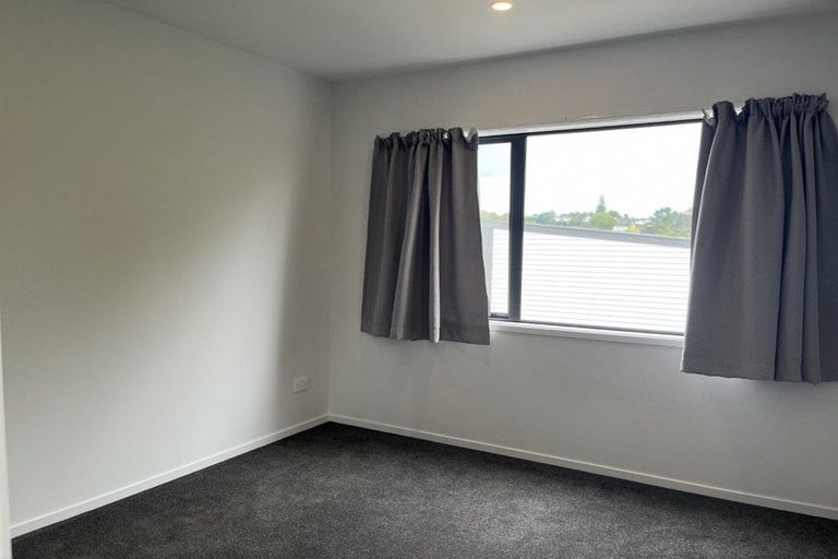 Photo of property in 3/47 Awaroa Road, Sunnyvale, Auckland, 0612