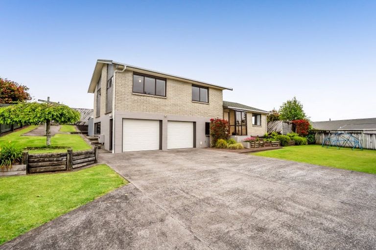 Photo of property in 17 Caledonia Place, Highlands Park, New Plymouth, 4312