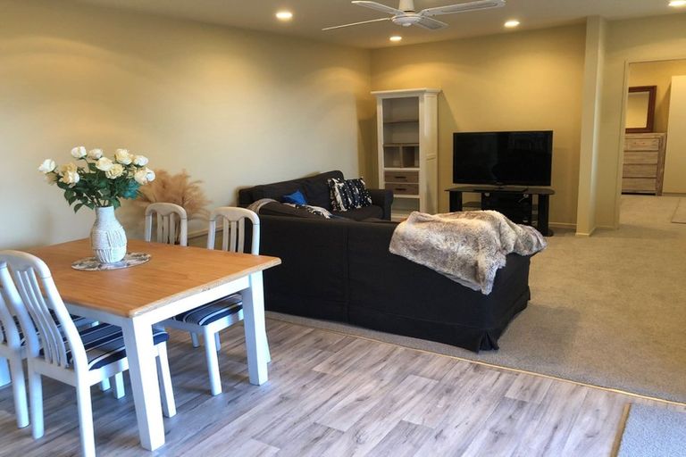 Photo of property in 12 Chelverton Terrace, Red Beach, 0932