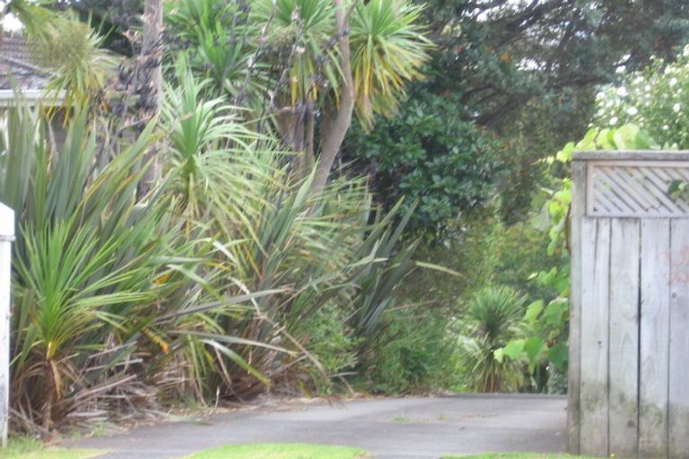 Photo of property in 2/51 Aeroview Drive, Beach Haven, Auckland, 0626