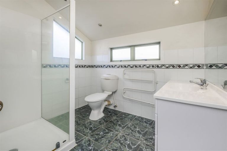 Photo of property in 5a Grimshaw Place, Henderson, Auckland, 0612