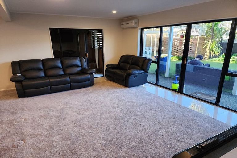 Photo of property in 102 Wiseley Road, West Harbour, Auckland, 0618