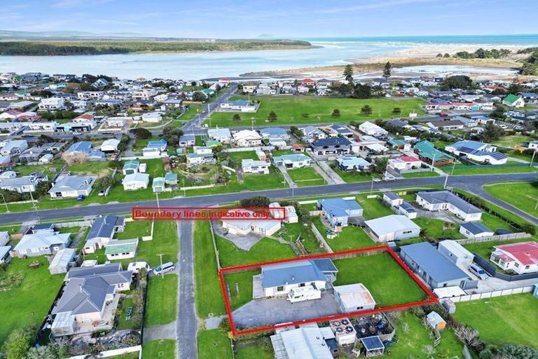 Photo of property in 2 Huia Street, Foxton Beach, Foxton, 4815