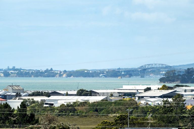 Photo of property in 8 Fowey Avenue, Te Atatu South, Auckland, 0610