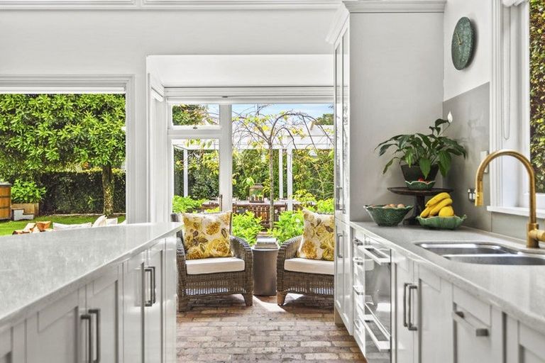 Photo of property in 49b Roland Road, Greenhithe, Auckland, 0632