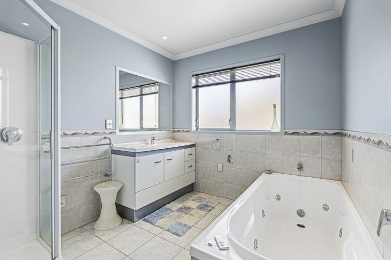 Photo of property in 3 Mahoe Street, Strandon, New Plymouth, 4312