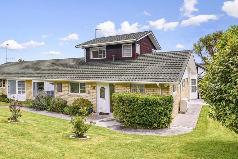 Photo of property in 2 Te Maku Grove, Waikanae, 5036