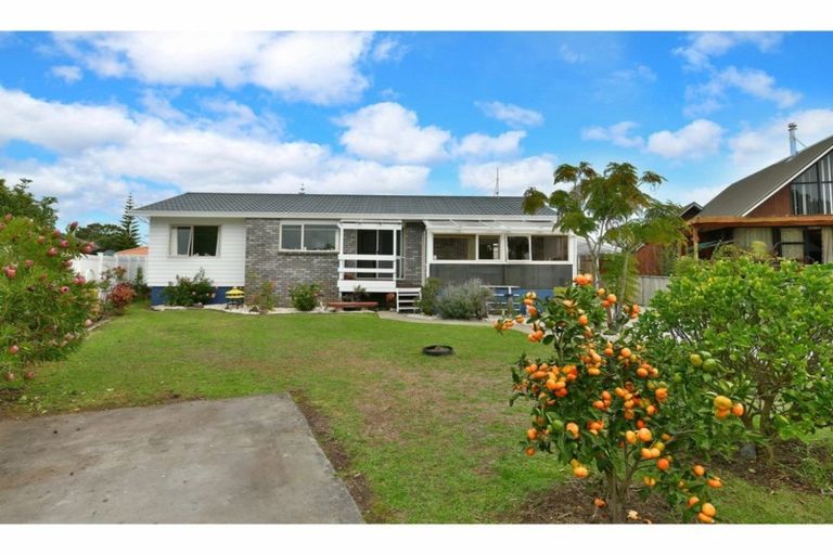 Photo of property in 14 Nickell Place, Orewa, 0931