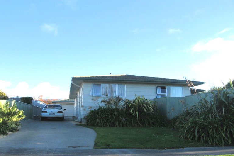 Photo of property in 24 Dunk Place, Milson, Palmerston North, 4414